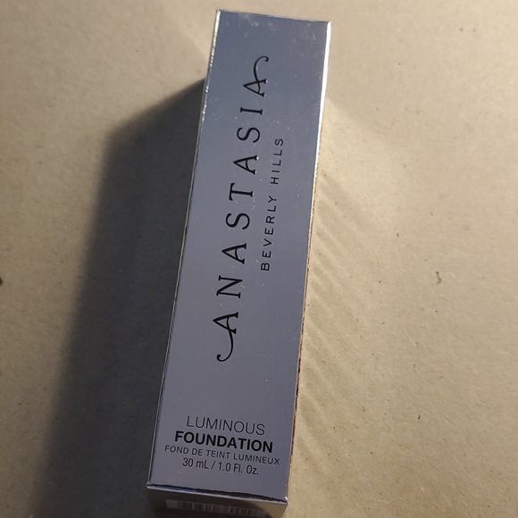 100 N Luminous Foundation - Picture 2 of 4